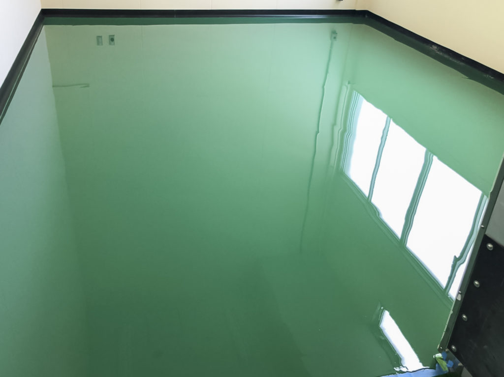 工場床のエポキシ樹脂での施工緑色