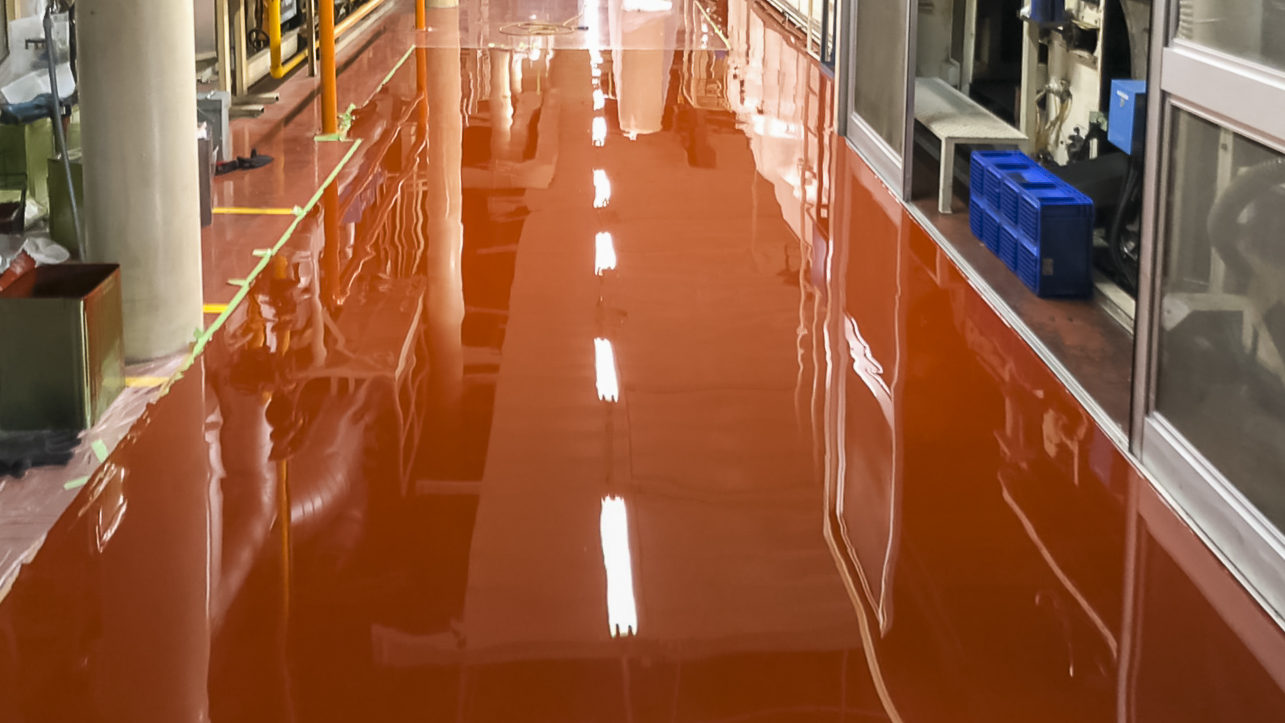 工場床のエポキシ樹脂での施工赤色